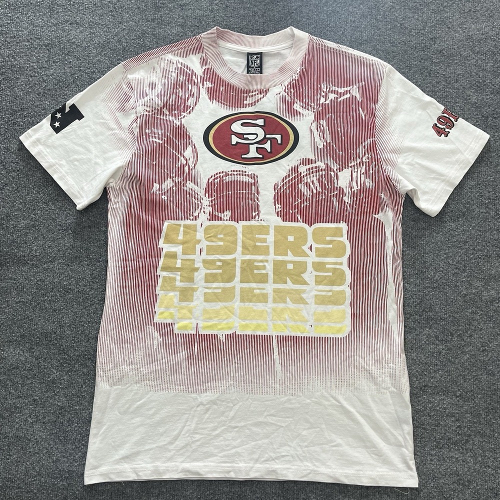 Fashion Nova San Francisco 49ers Huddle Up Short Sleeve Tee Mens Medium AOP